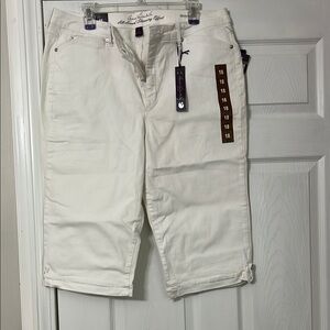 Gloria Vanderbilt Cream Shorts